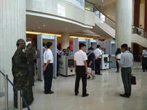 地鐵過安檢為什么總要過一道“門”？